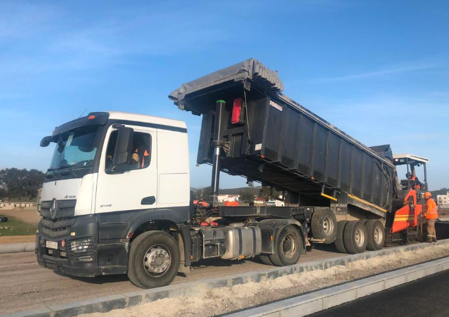 Camion benne sur chantier